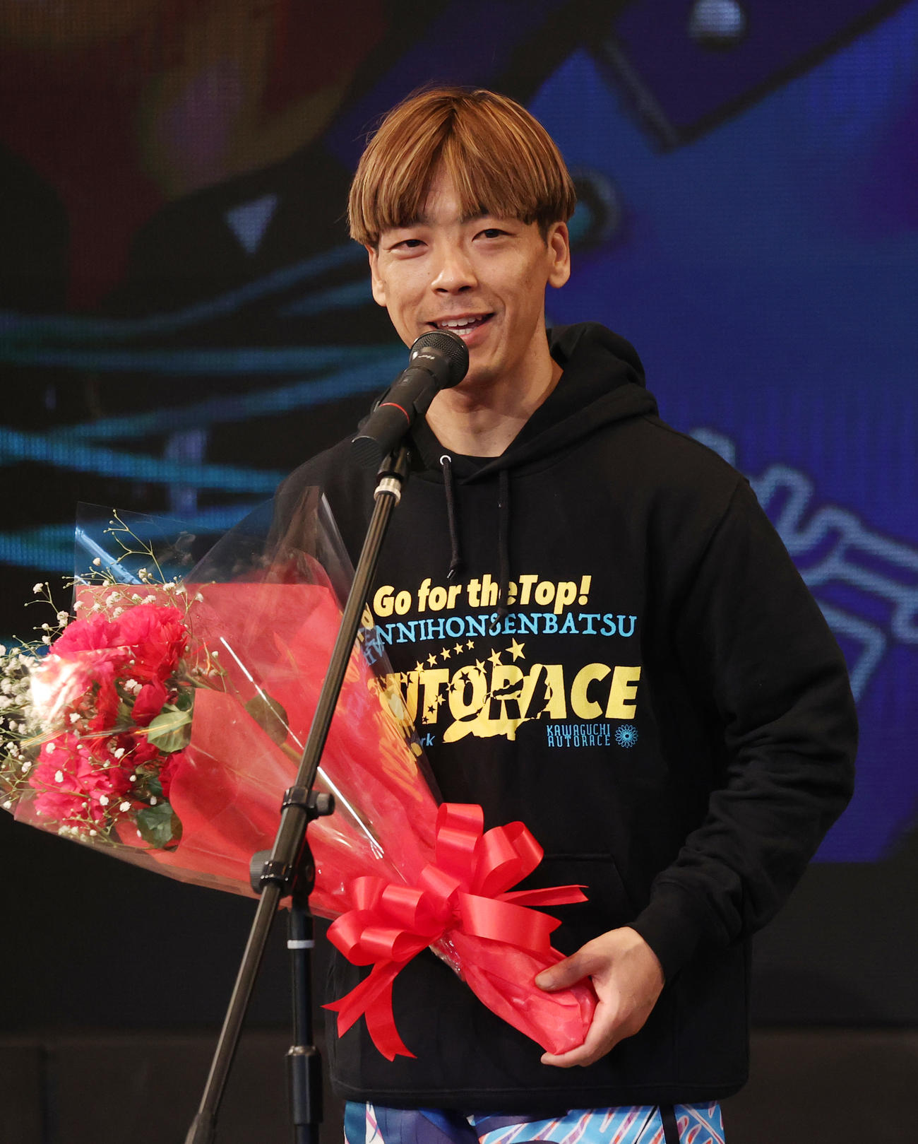 優勝戦出場者紹介式であいさつする青山周平（撮影・柴田隆二）