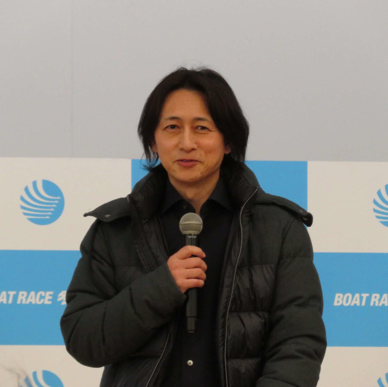 トークショーを行う山崎智也さん