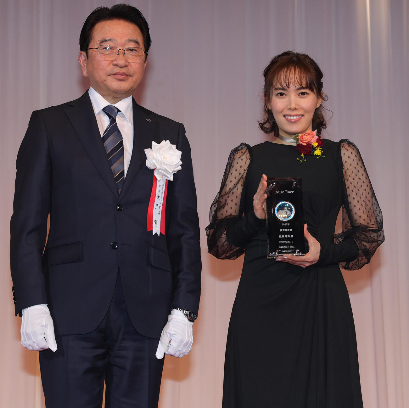 優秀選手賞の佐藤摩弥（右）とJKA木戸寛会長（撮影・野上伸悟）