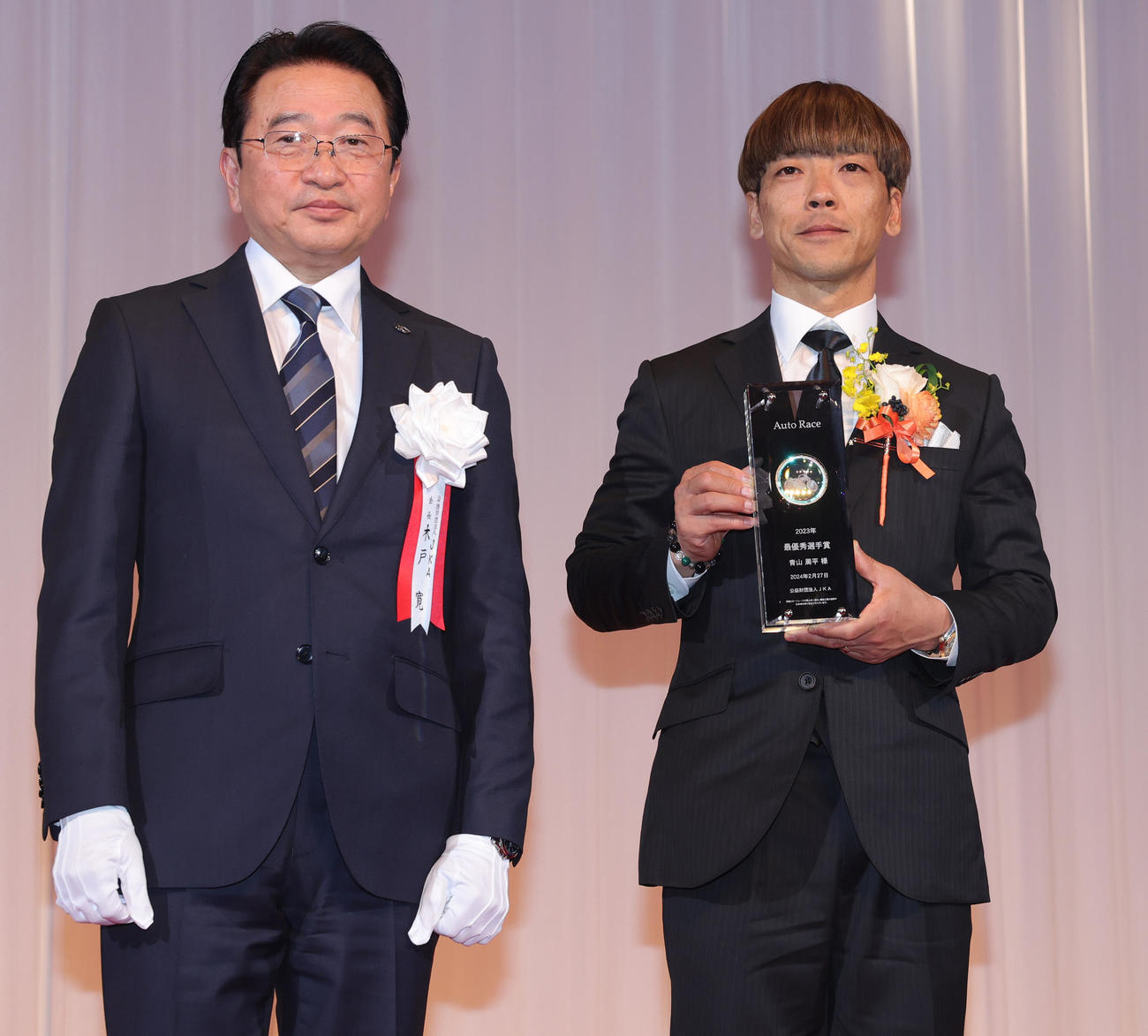 JKA木戸寛会長（左）から最優秀選手賞の表彰を受ける青山周平（撮影・野上伸悟）