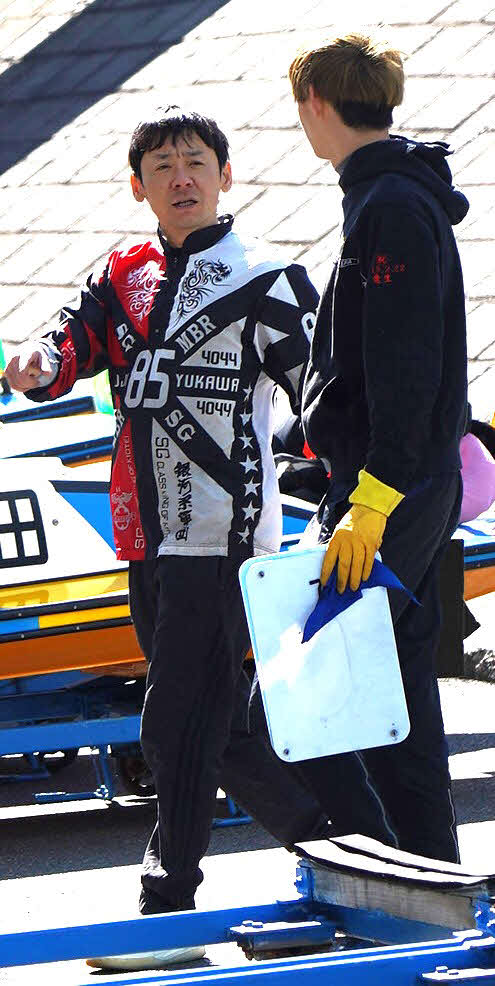 湯川浩司（左）が小池修平にアドバイスする