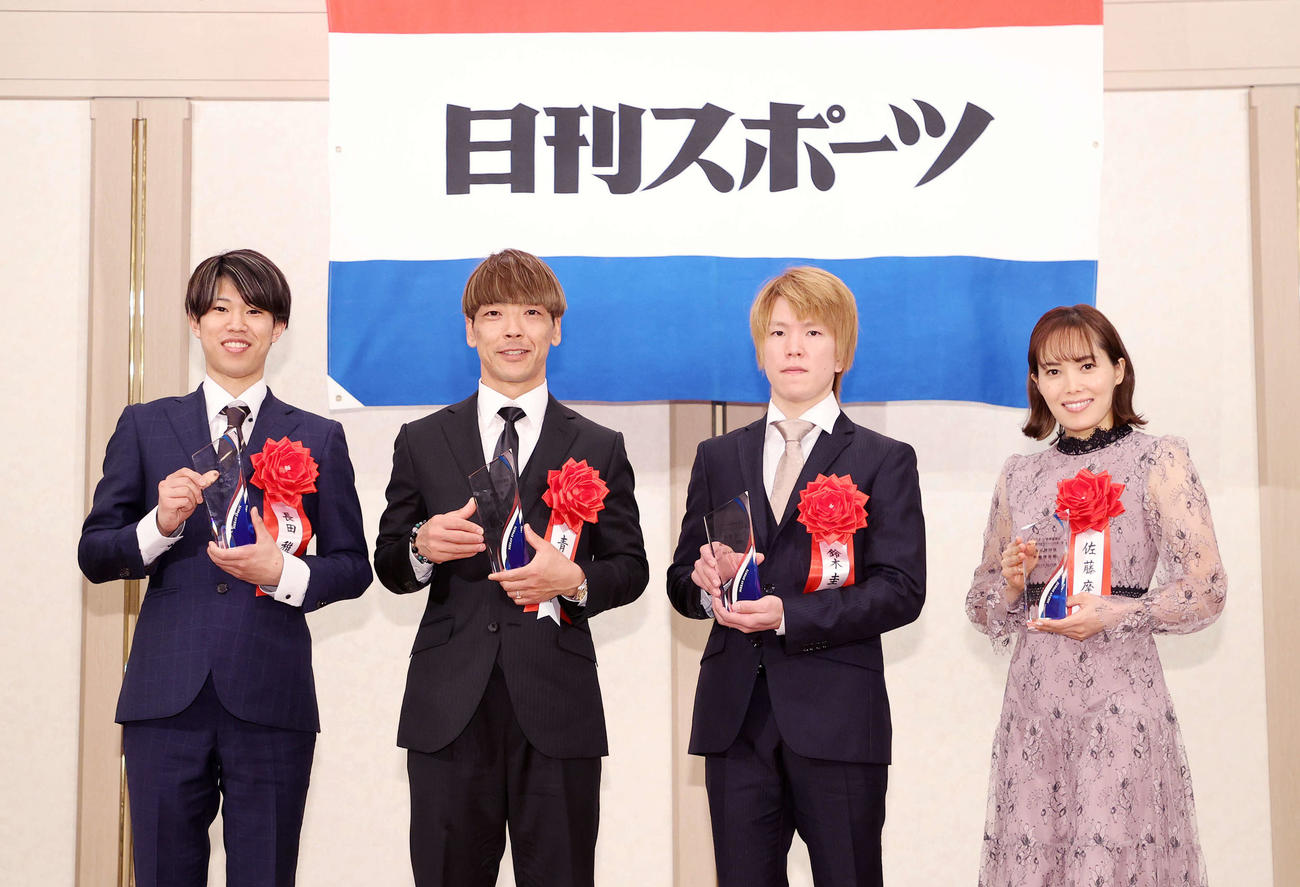 写真に納まる、左から敢闘賞の長田雅也、殊勲賞の青山周平、技能賞の鈴木圭一郎、女子特別賞の佐藤摩弥（撮影・鈴木正人）