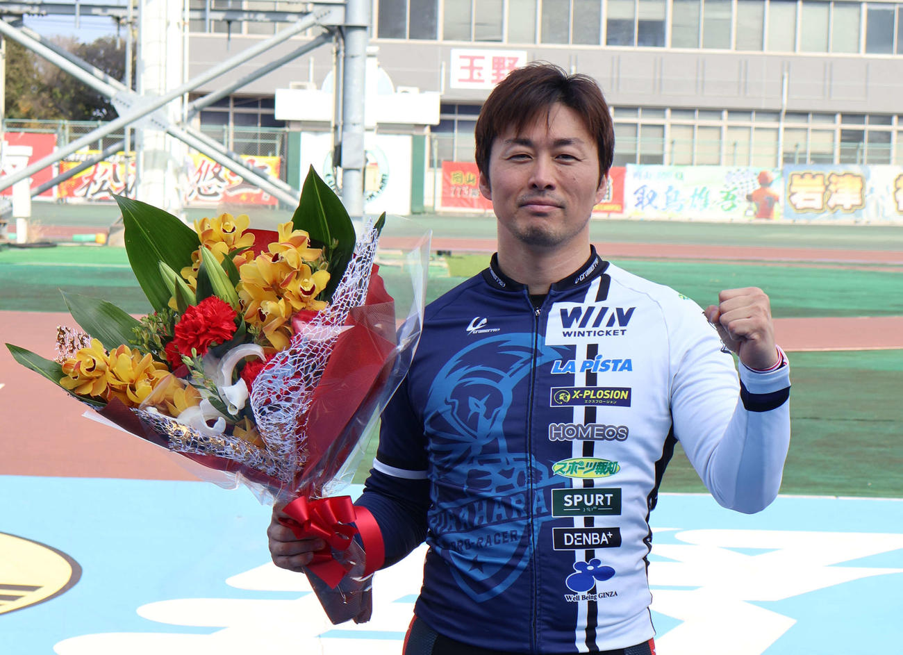 500勝を達成した平原康多が喜びのガッツポーズ（撮影・山田敏明）