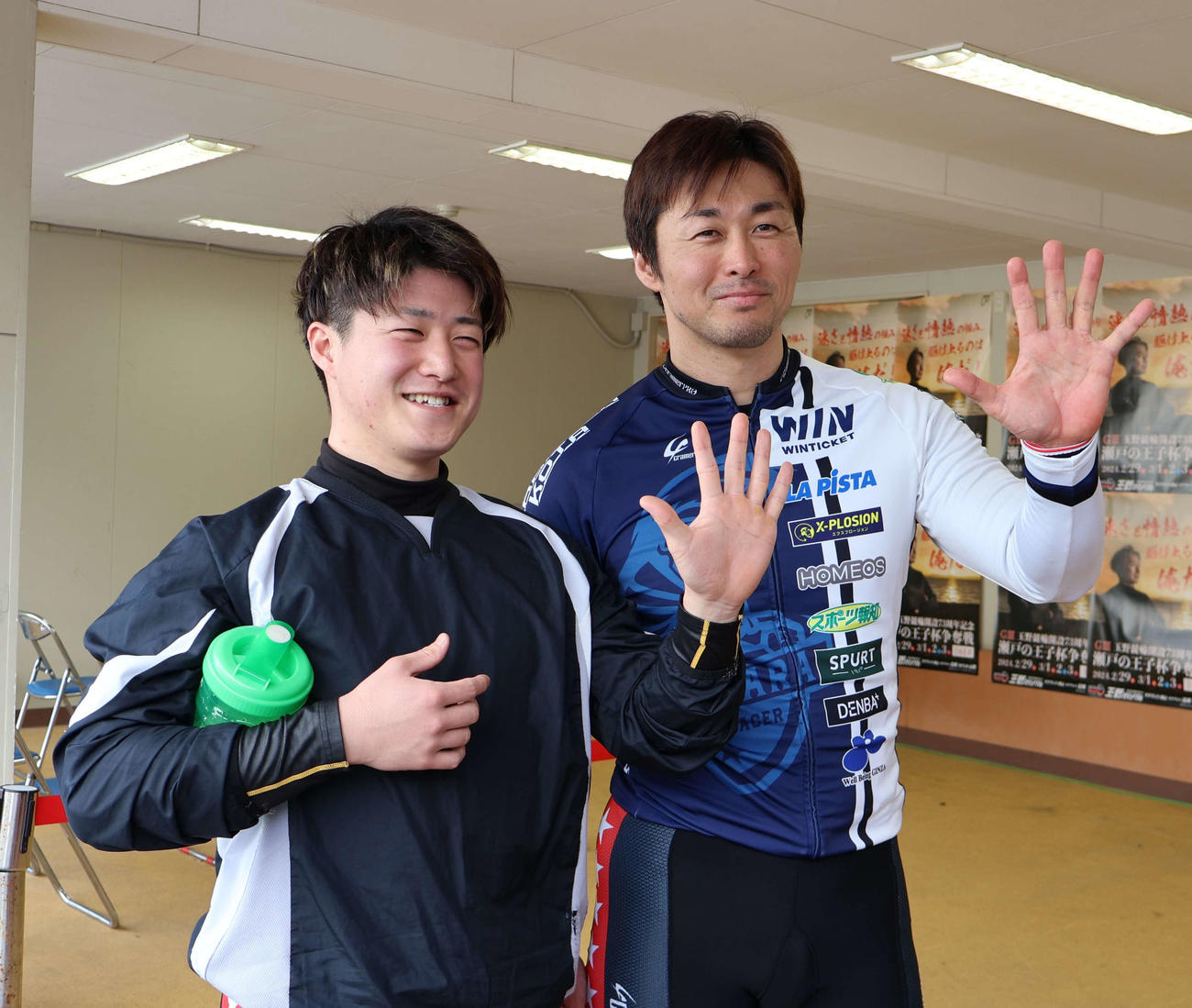 500勝を達成した平原康多（右）が勝利に貢献した森田優弥と喜びのツーショット（撮影・山田敏明）