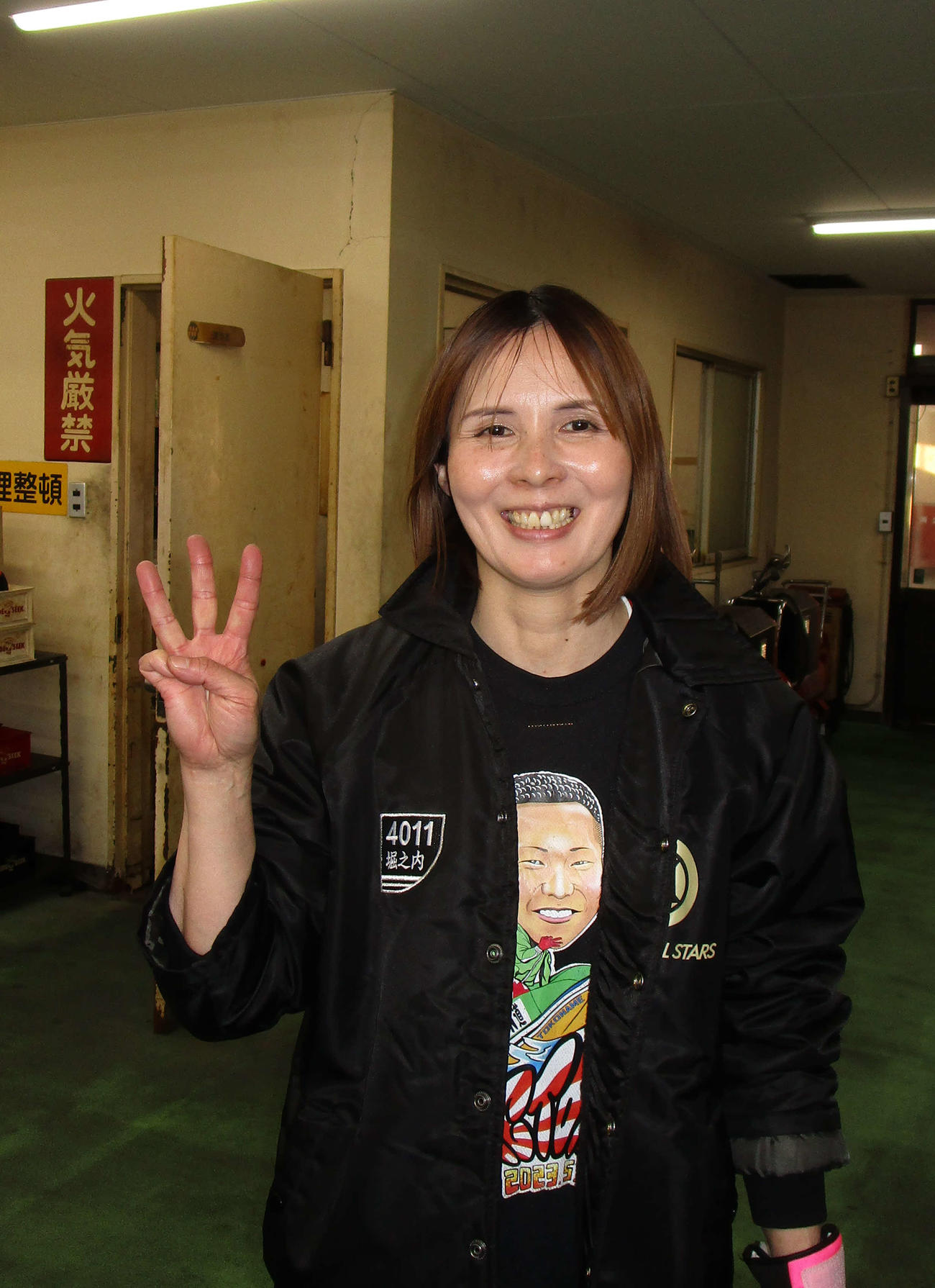 大外まくりで万舟券を演出し、チルト3度のサインを見せる堀之内紀代子（撮影・安井雅彦）