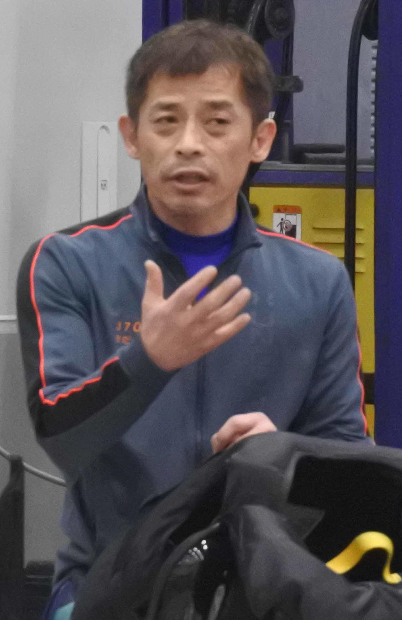 久々の優勝を目指し、貞兼淳二がインのスタートに集中する