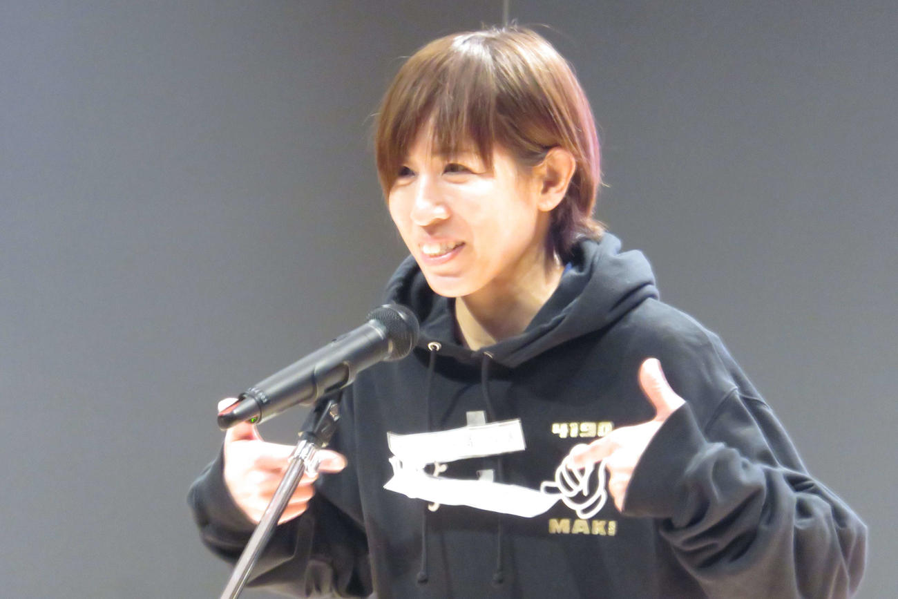 長嶋万記はオープニングセレモニーでファンにあいさつ