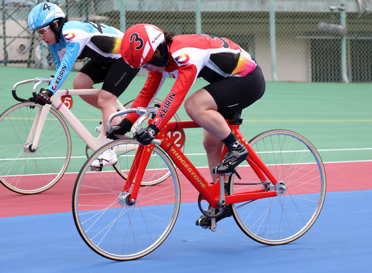 女子予選1回戦3着になった大浦彩瑛（手前）（撮影・鈴木正人）