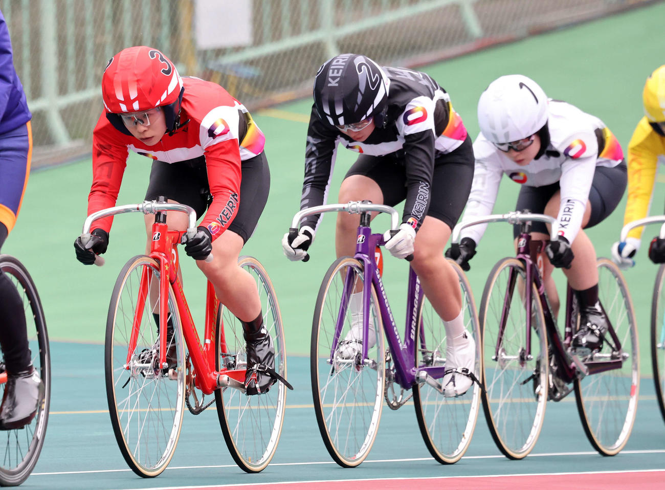 女子予選1回戦に臨む大浦彩瑛（左）（撮影・鈴木正人）