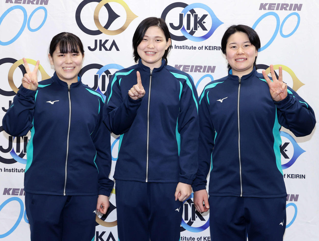 女子で成績上位に入った、左から中島瞳、仲沢春香、高木萌那（撮影・鈴木正人）