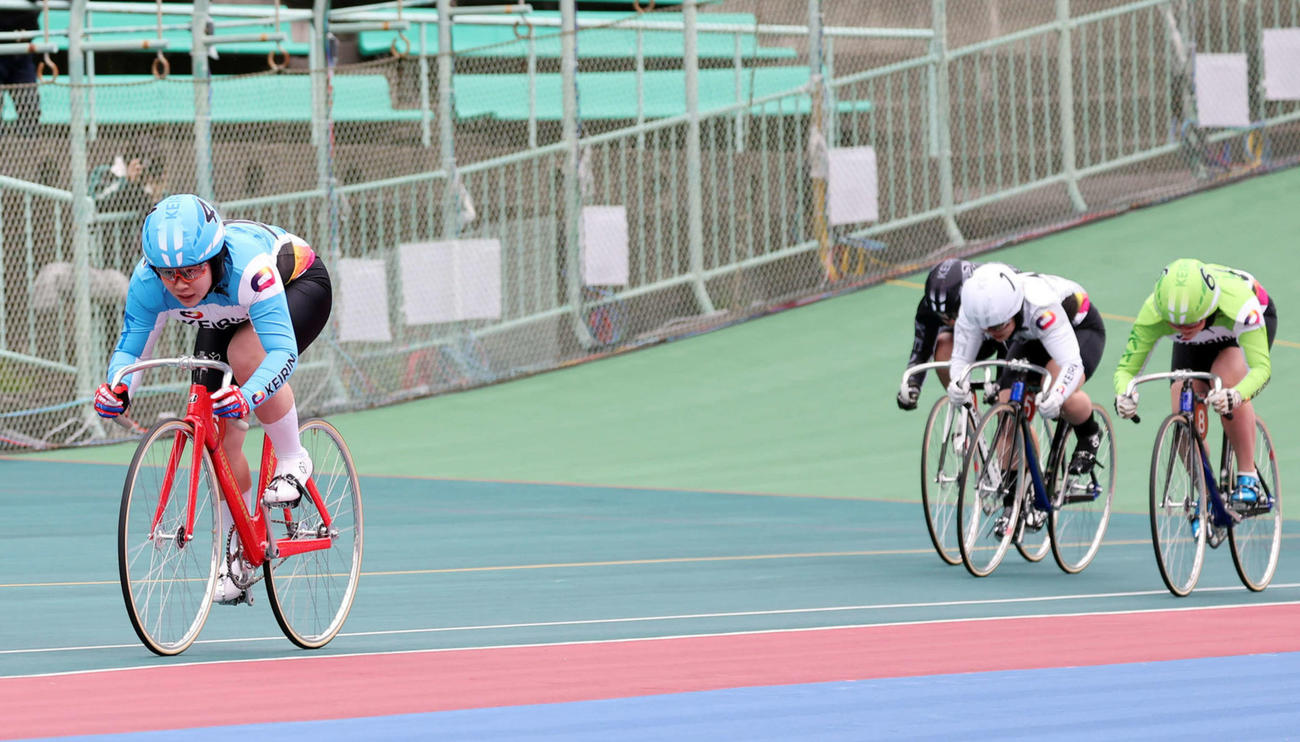 女子の予選1回戦1Rを圧勝した高木萌那（左）（撮影・鈴木正人）