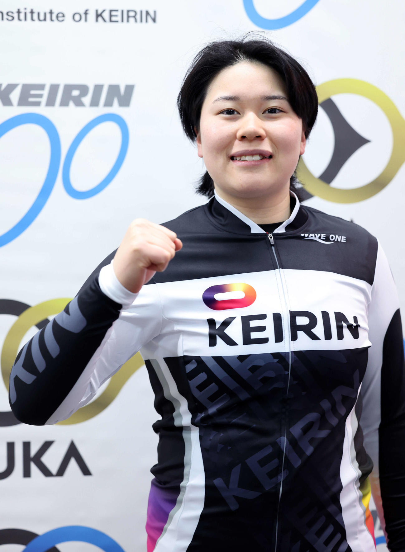 決勝進出を決めてガッツポーズする高木萌那（撮影・鈴木正人）