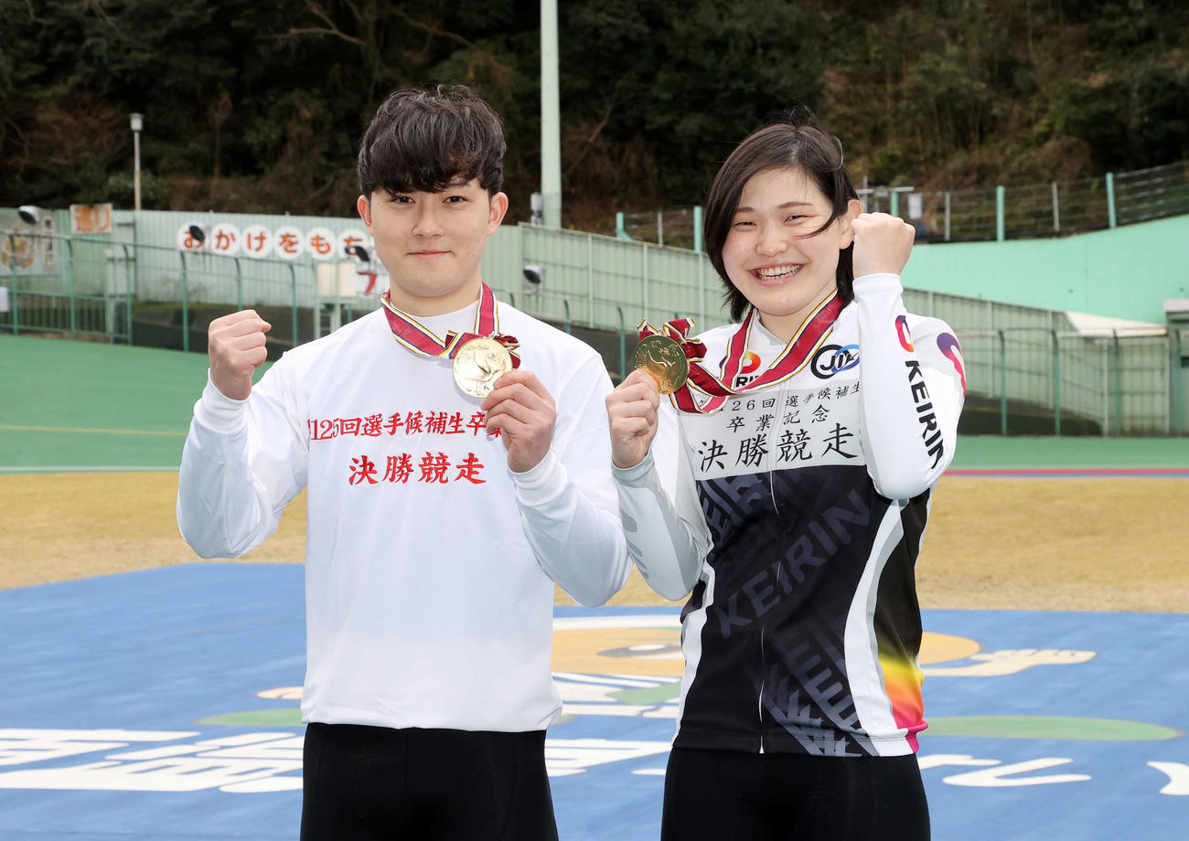 笑顔で写真に納まる125期チャンピオンの森田一郎（左）と126期チャンピオンの仲沢春香（撮影・鈴木正人）