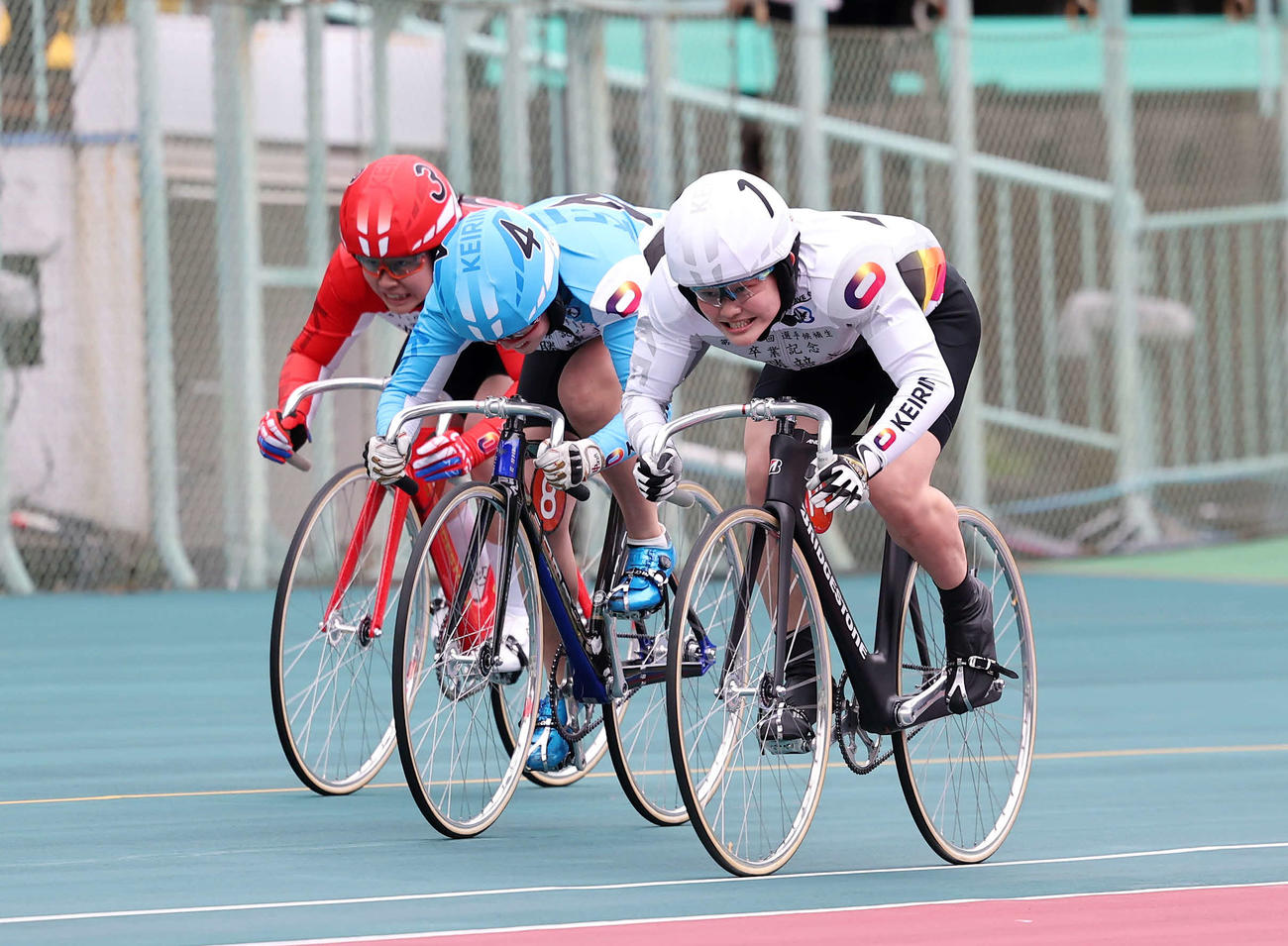 126期卒業レース決勝を制した仲沢春香（右）（撮影・鈴木正人）