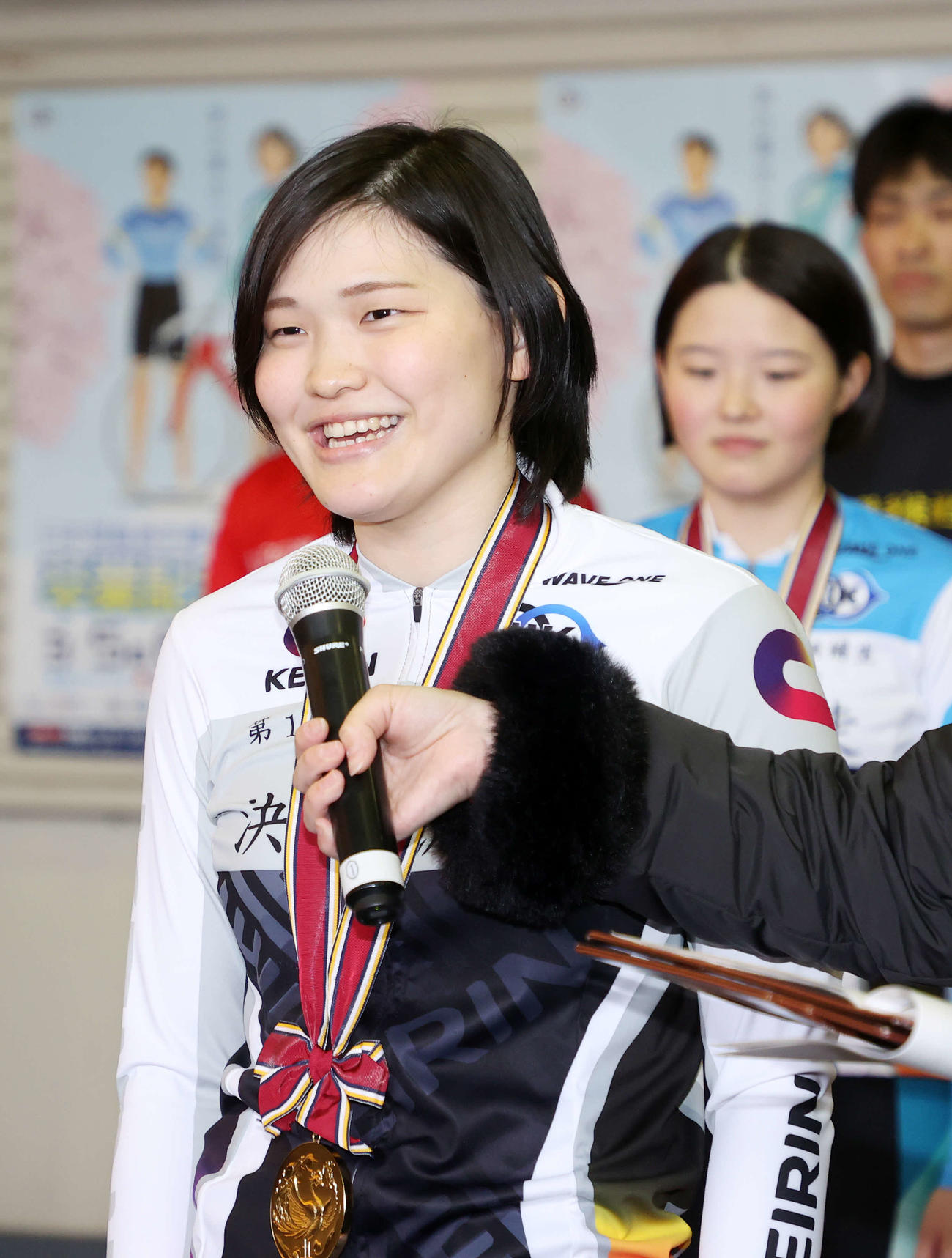 勝利者インタビューで笑顔を見せる仲沢春香（撮影・鈴木正人）