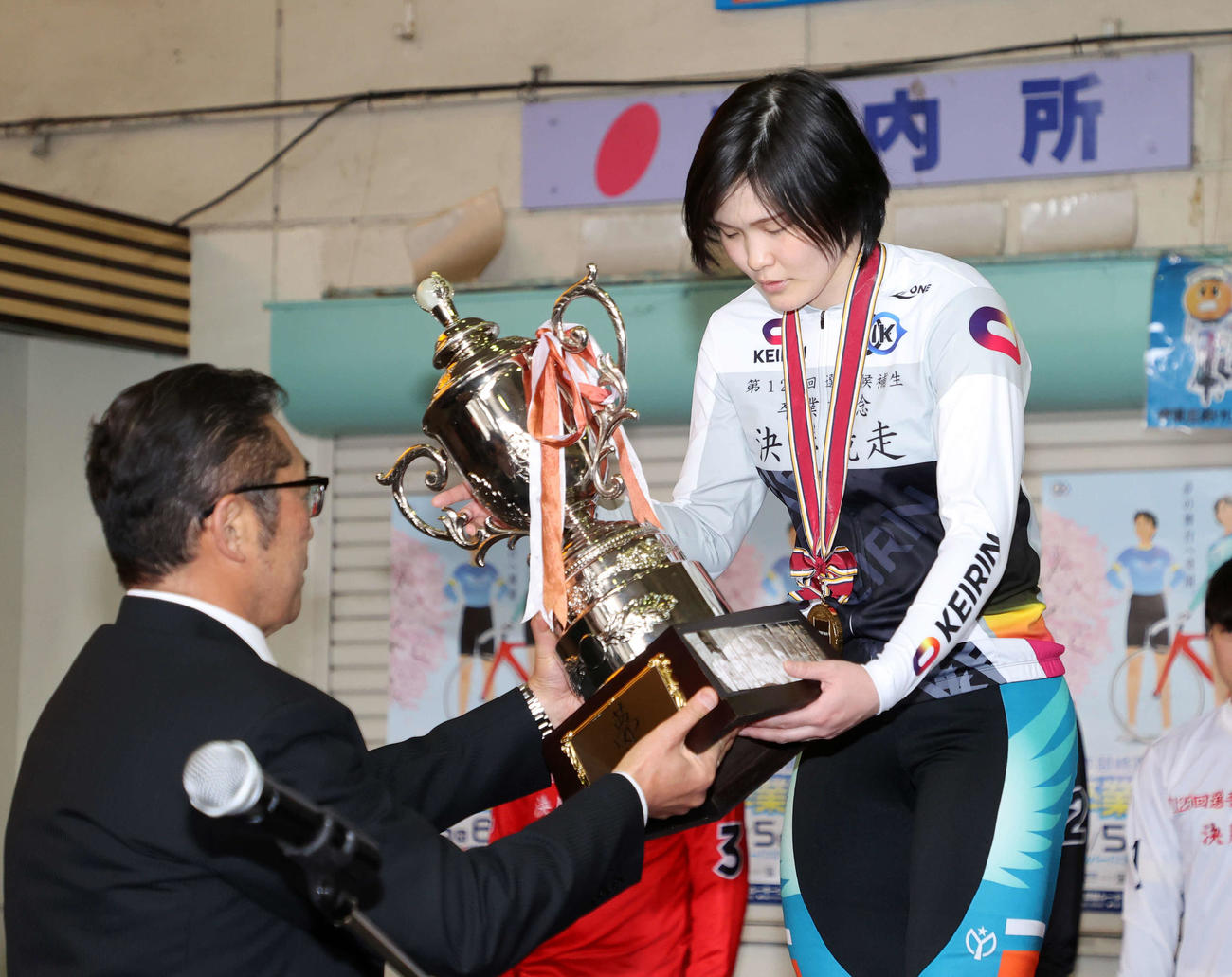 優勝トロフィーを受け取る仲沢春香（撮影・鈴木正人）