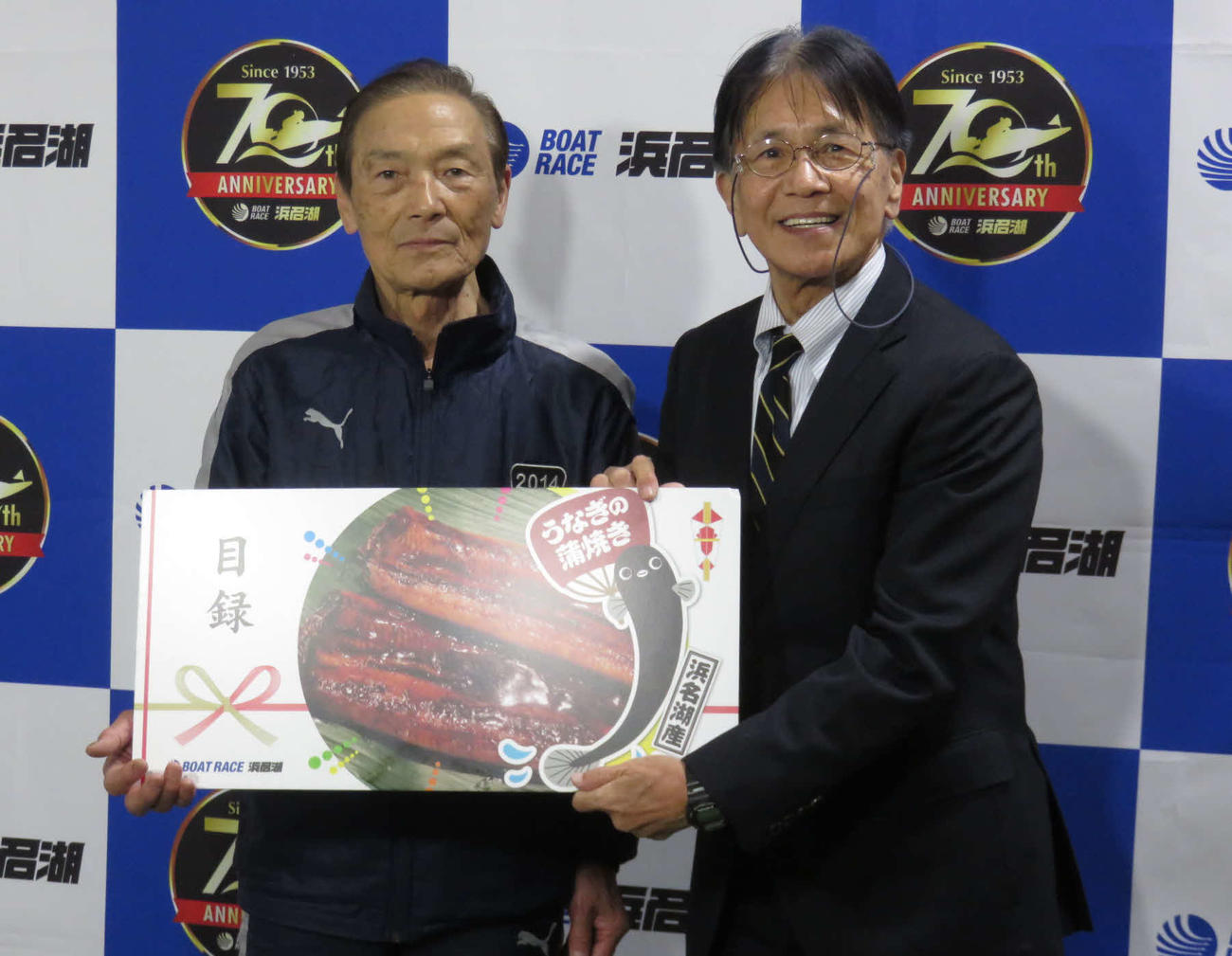 高塚清一（左）に誕生日と最年長1着記録更新を祝っての記念品が贈られた。（右は鈴木利享・浜名湖競艇企業団企業長）