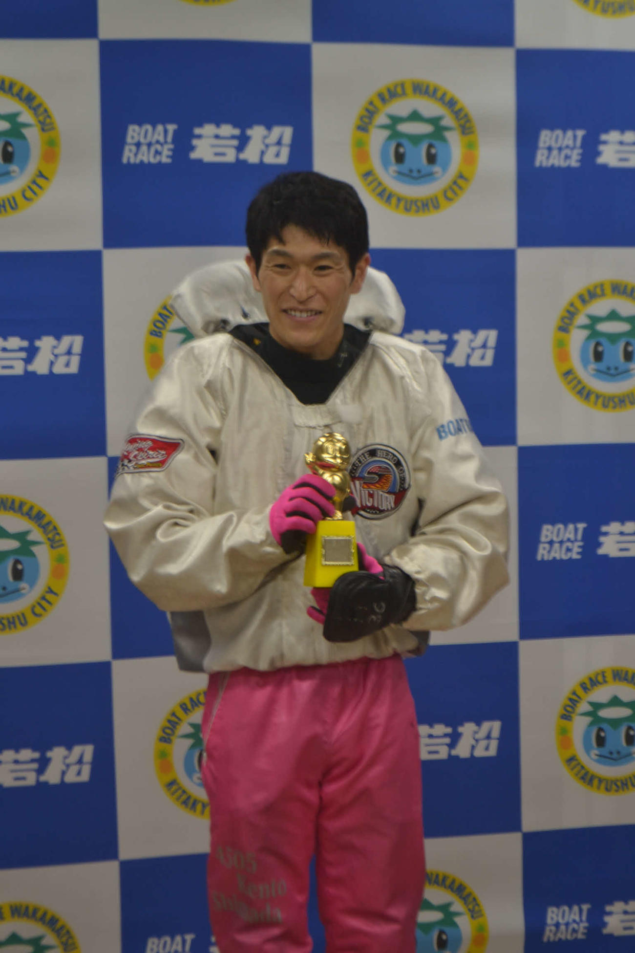 インから逃げ切って今年初優勝を飾った島田賢人が、かっぱくんトロフィーを手に笑顔を見せた