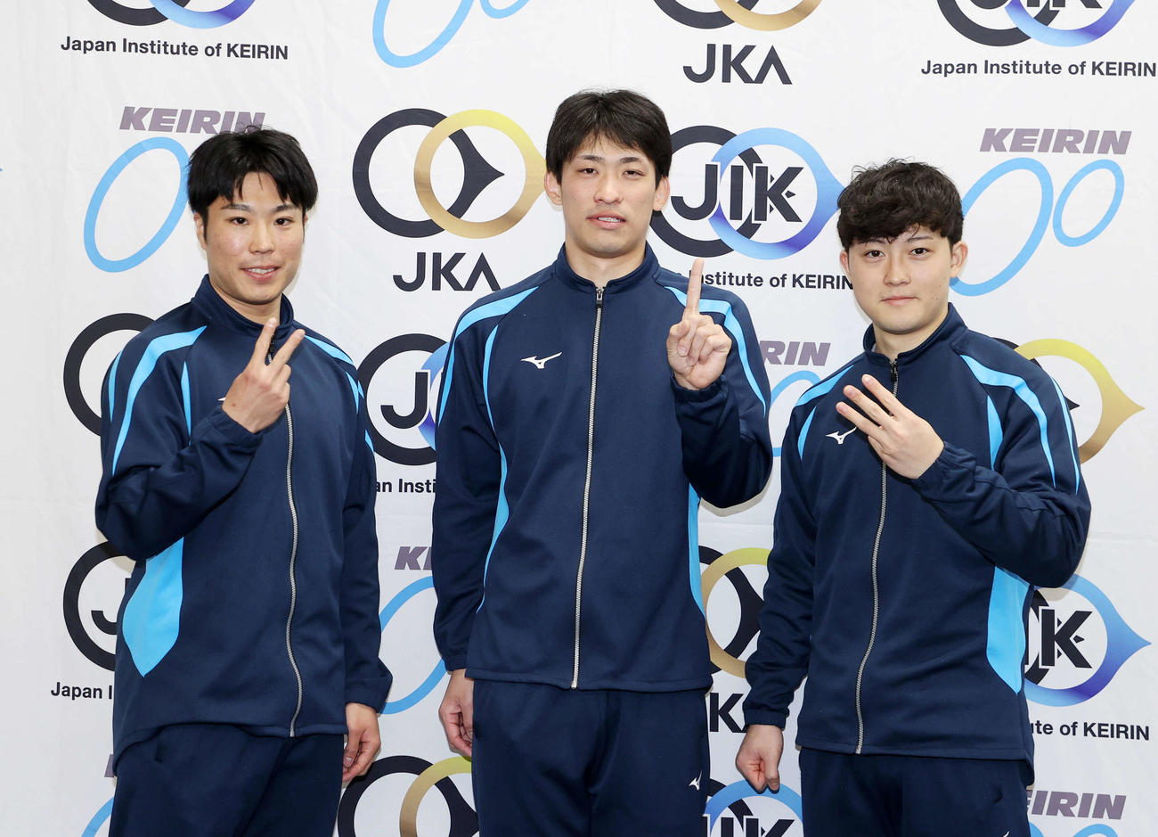 男子競争成績上位者、左から遠藤拓巳、栗山和樹、森田一郎（撮影・鈴木正人）