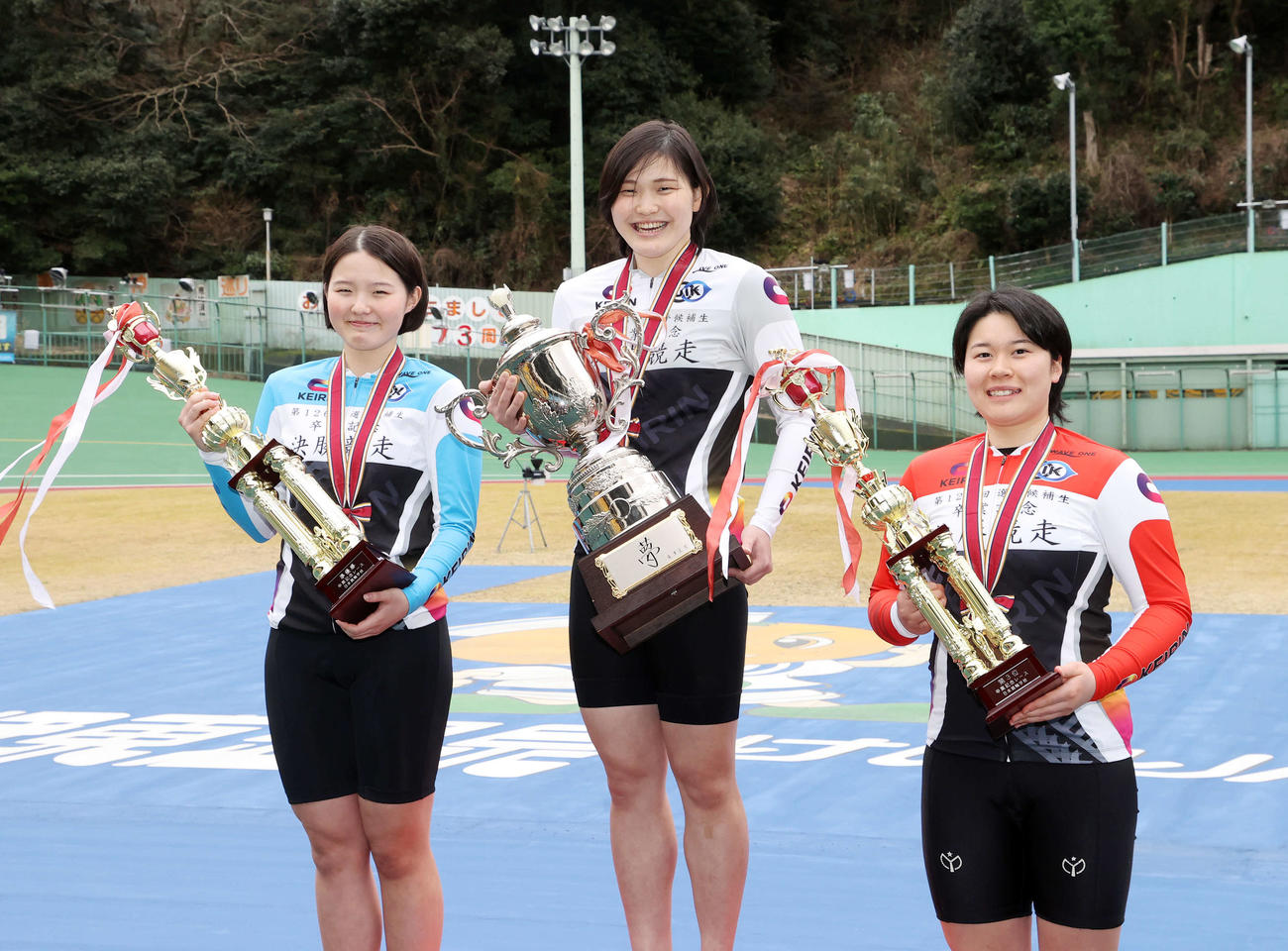 126期卒業記念レースで（左から）2着の伊藤優里、1着の仲沢春香、3着の高木萌那（撮影・鈴木正人）