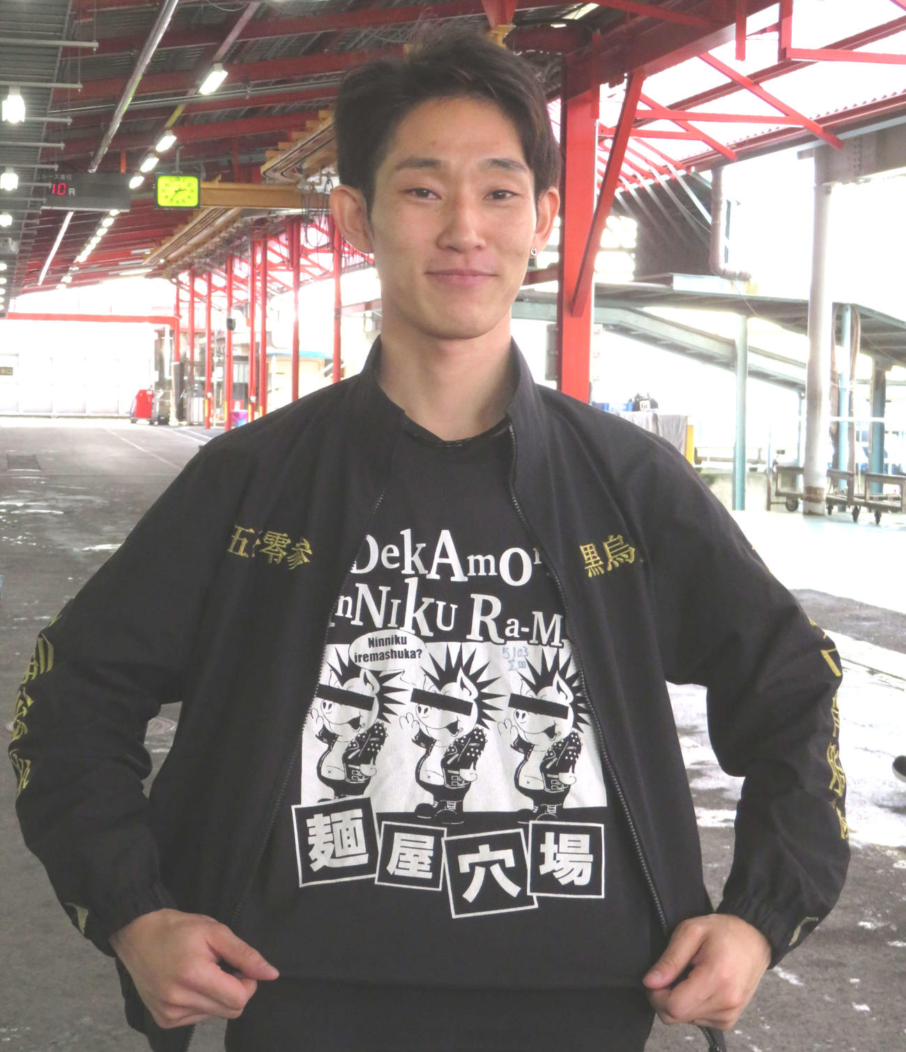 お気に入りのラーメン店Tシャツをアピールする芝田京介