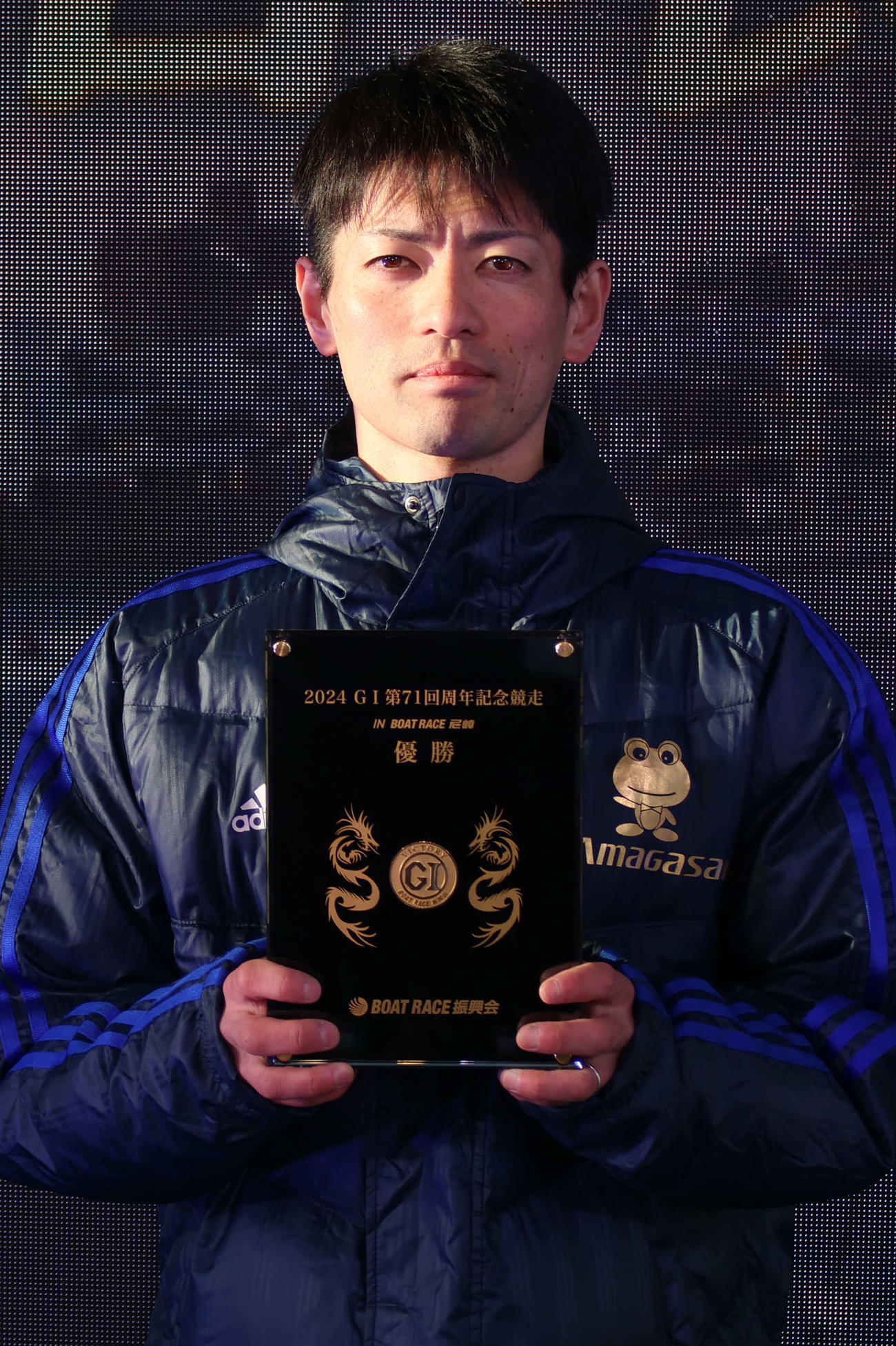 島村隆幸G13度目のVを成し遂げて、純金メダルが入った表彰盾を手にした