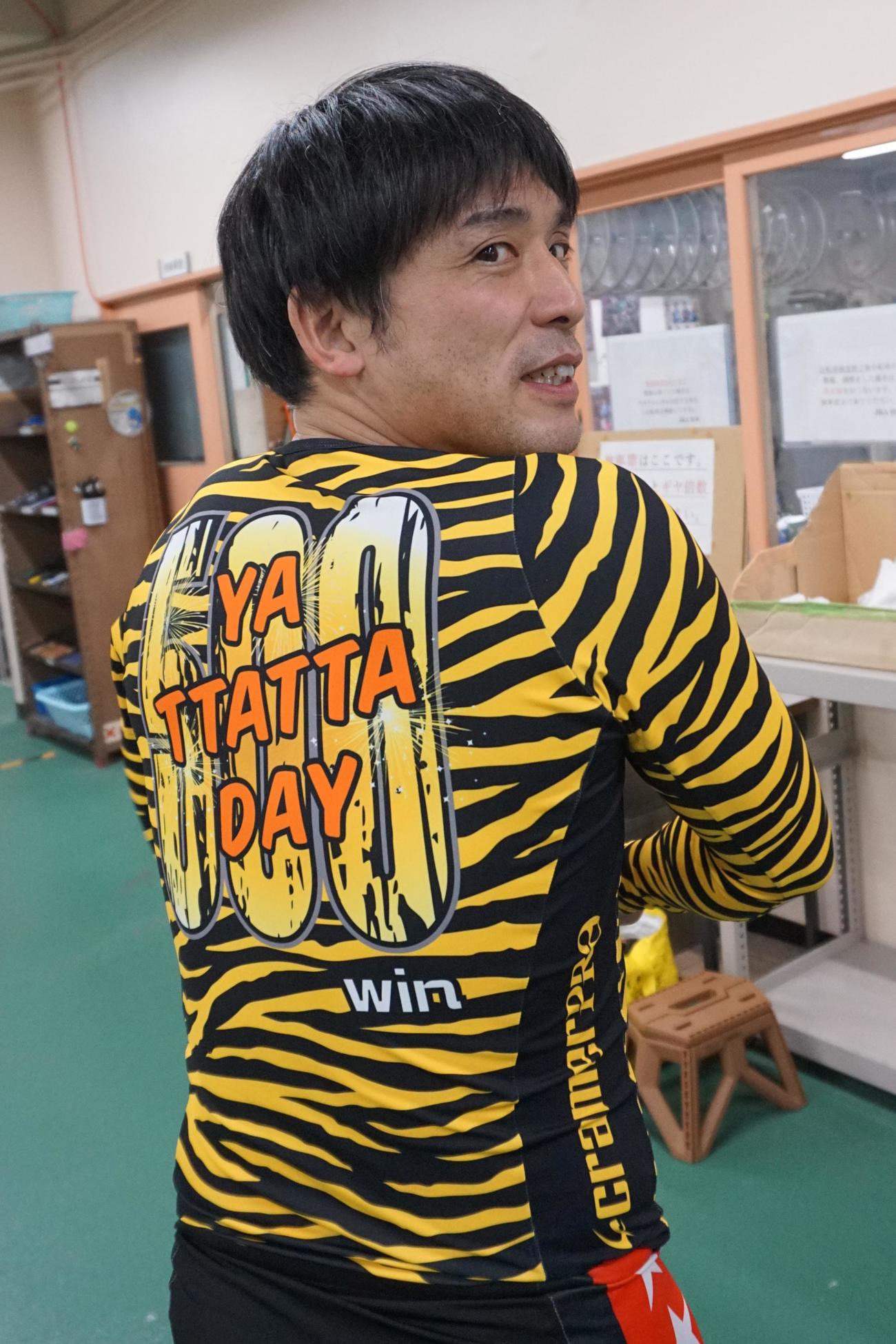 坂上樹大の背中には500勝の数字が誇らしげに輝いている