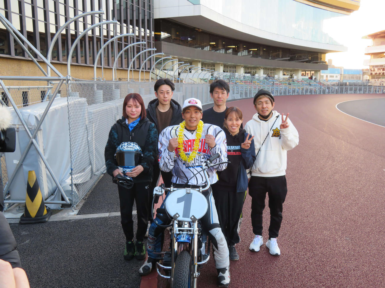G1通算25度目の優勝を飾った現役最強レーサー青山周平（写真中央）は選手仲間と記念撮影（撮影・小川将司）