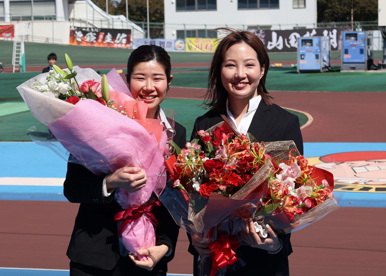 現役を引退した宮安利紗さん（左）と亀川史華