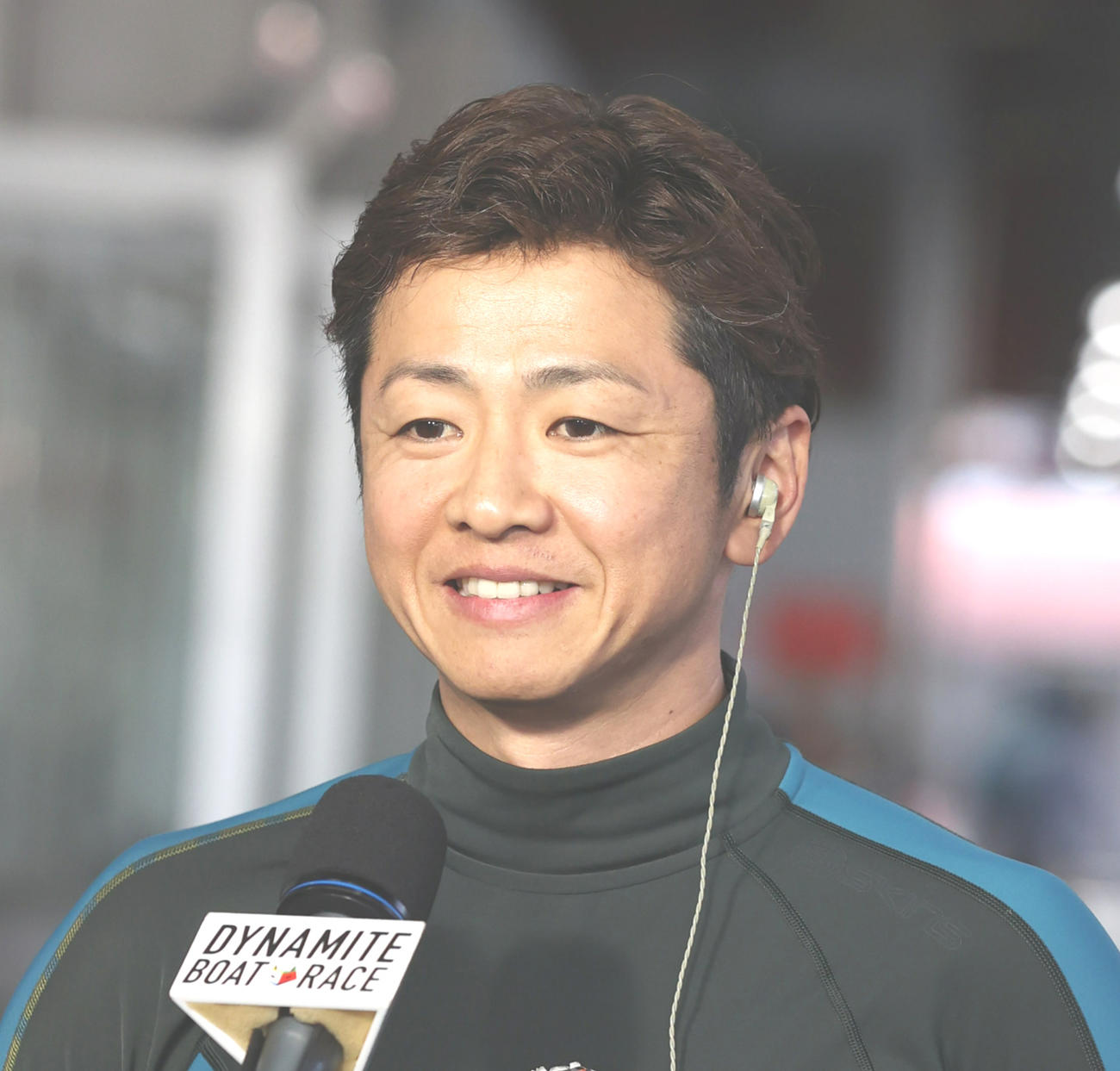 ドリーム戦で1着の石野貴之は勝利者エンタビューで笑顔を見せる（撮影・柴田隆二）