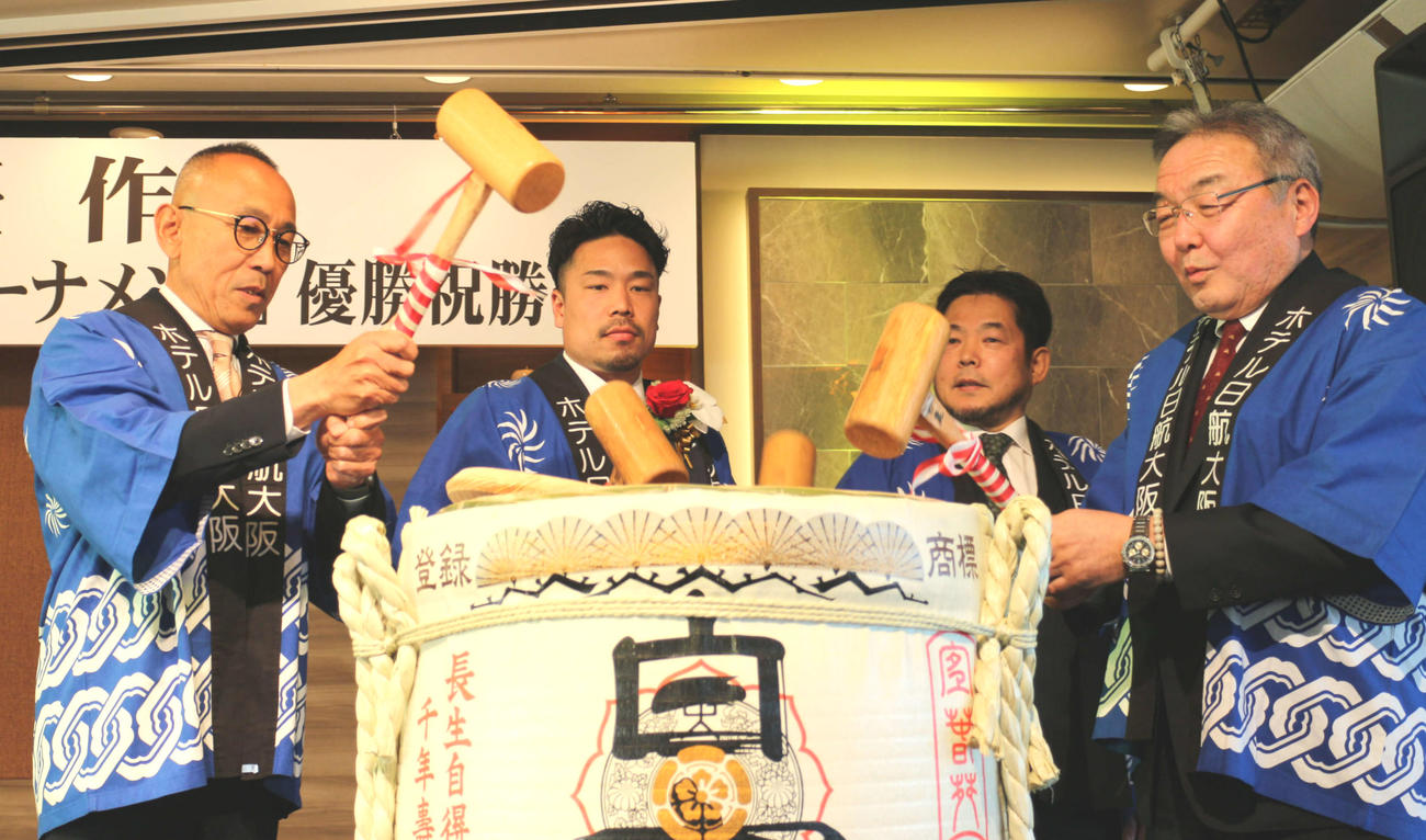 関係者と鏡開きを行う古性優作（左から2人目）