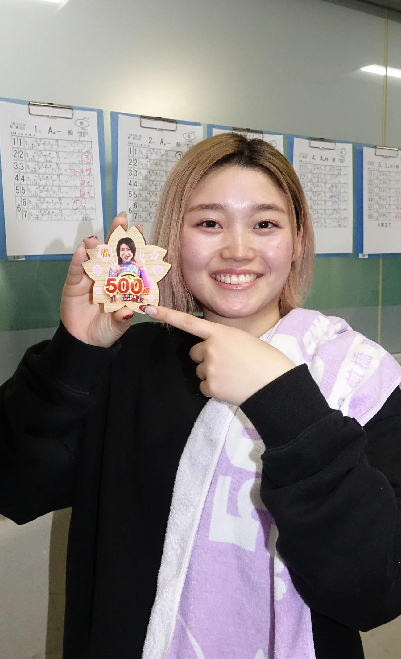 山原さくら500勝メモリアルグッズを手に笑顔の中村鈴花