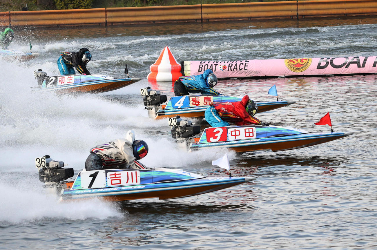 3日目予選11R、1周目2Mを回る1着吉川元浩（1）、2着毒島誠（4）、3着中田竜太（3）（撮影・柴田隆二）