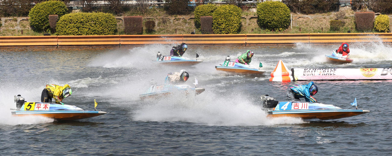 3日目予選4R、1周目2Mを回る1着吉川元浩（4）、2着平本真之（5）、3着大池佑来（1）（撮影・柴田隆二）