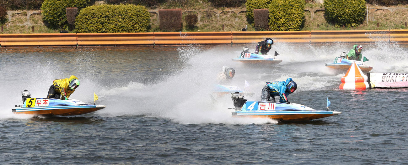 3日目予選4R、1周目2Mを回る1着吉川元浩（4）、2着平本真之（5）、3着大池佑来（1）（撮影・柴田隆二）