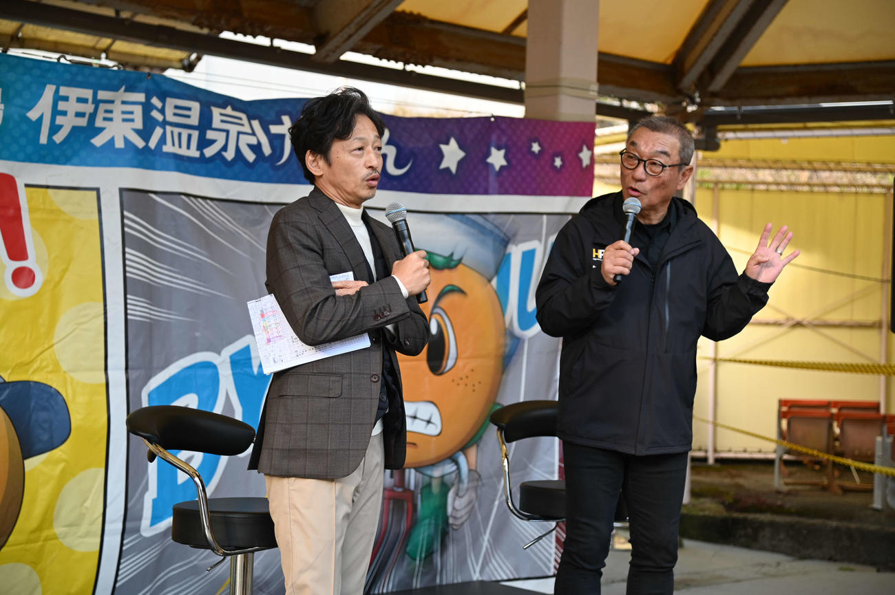 トークショーを行った日刊スポーツ評論家の中野浩一氏（右）とヤマコウ（山口幸二氏）