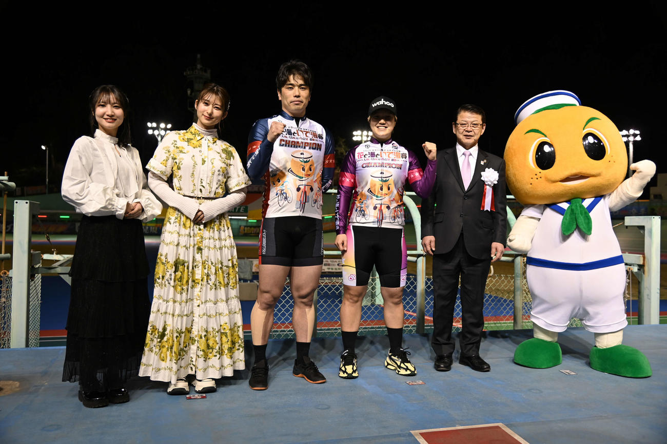 男子優勝の岩本俊介（左から3人目）、ガールズ優勝の小林莉子（同4人目）は笑顔で表彰撮影に応じる