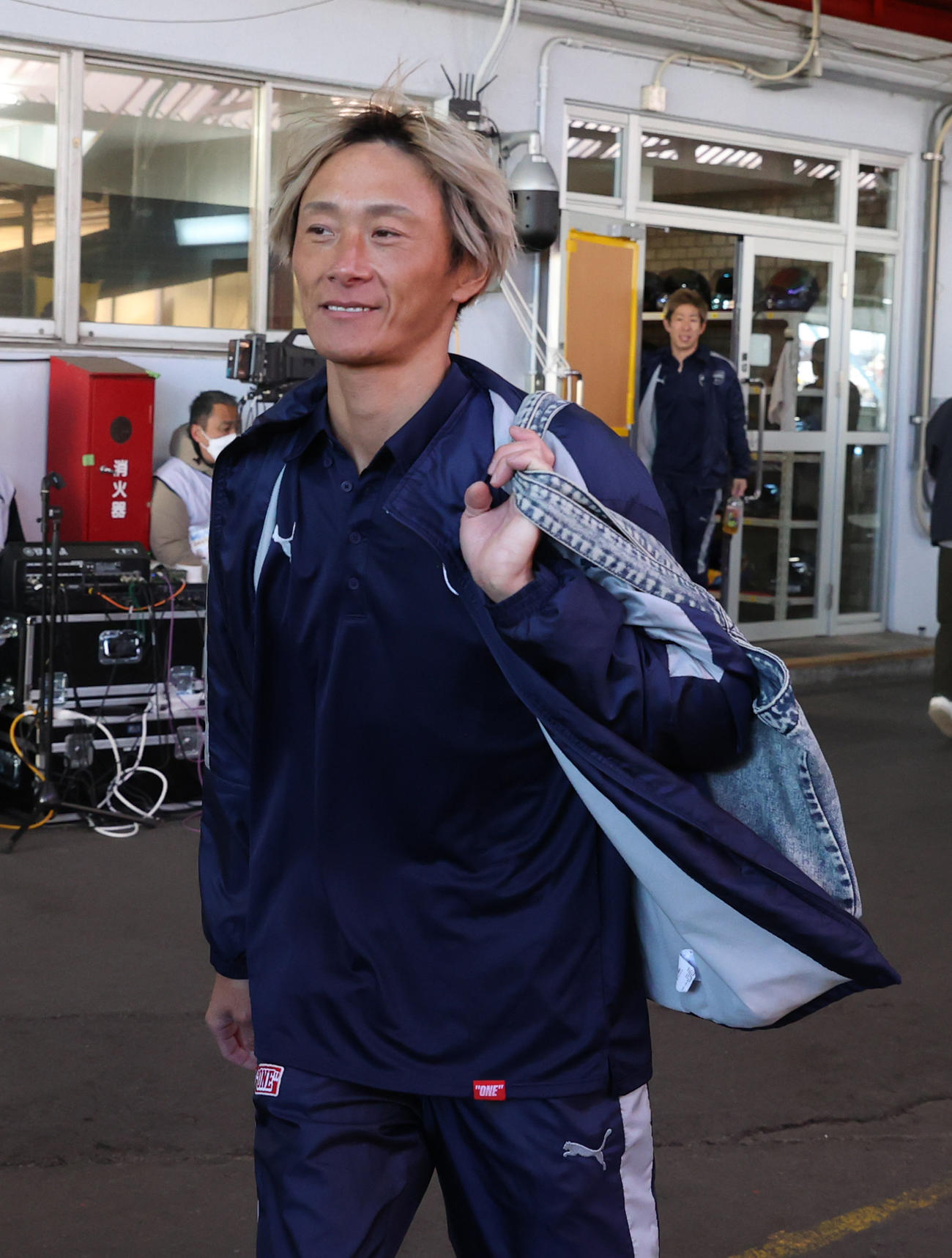 中止になり引き揚げる峰竜太（撮影・柴田隆二）
