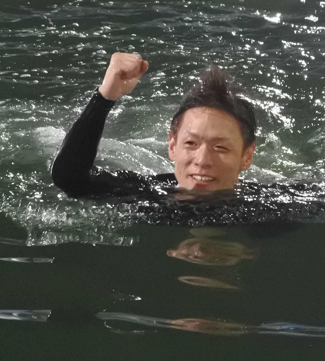 塩田北斗はカメラマンのリクエストに応え、水中からガッツポーズ