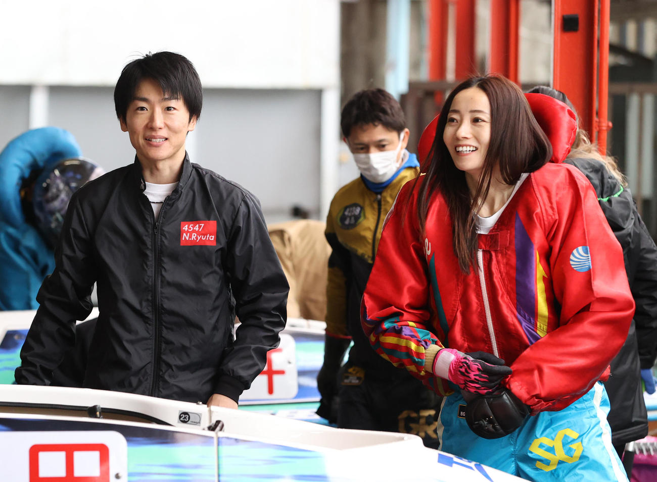 SG初勝利を挙げた浜田亜理沙（右）は夫の中田竜太と喜び合う（撮影・柴田隆二）
