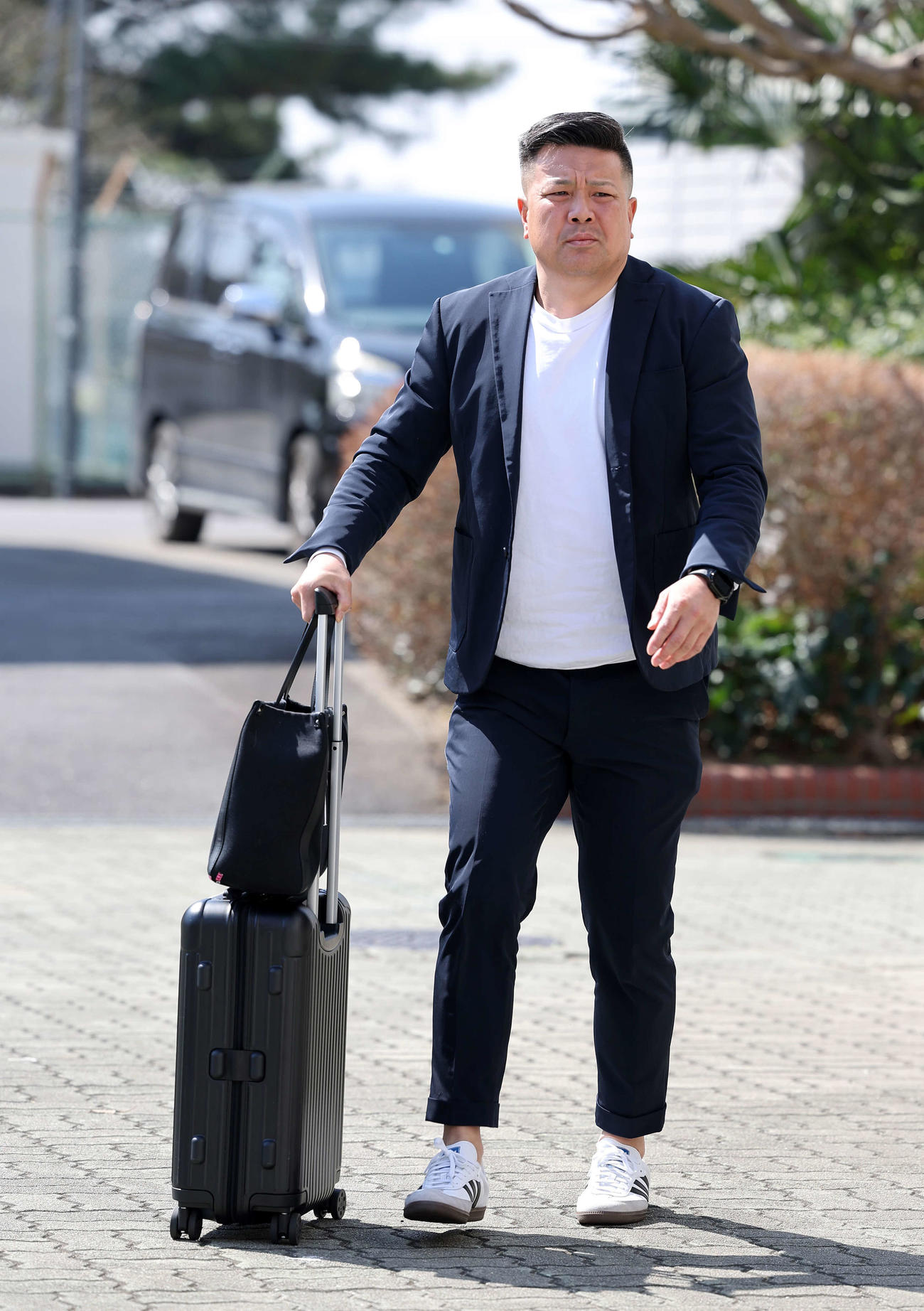 取手競輪場入りする荒井崇博（撮影・鈴木正人）