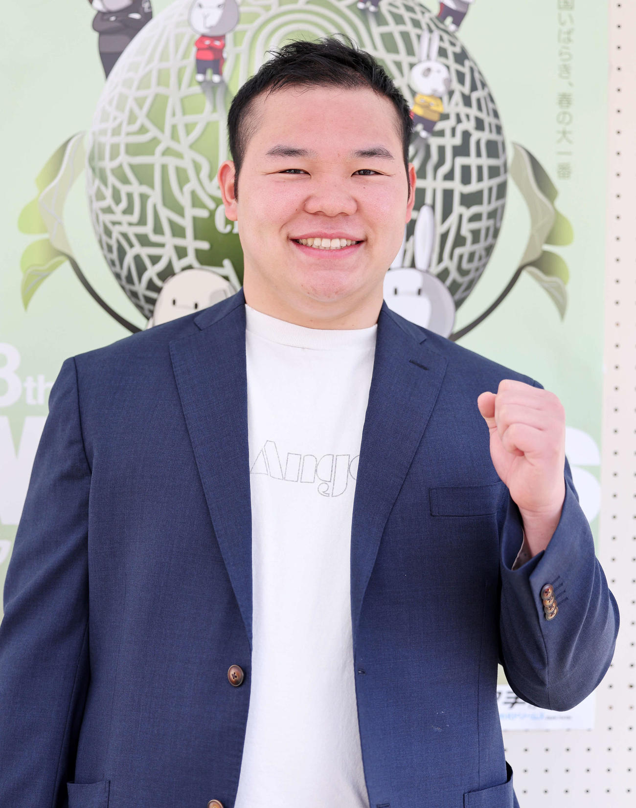 ポーズする吉田有希（撮影・鈴木正人）