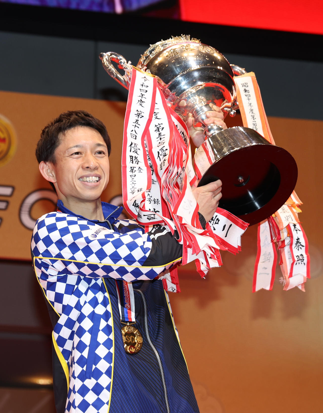 優勝杯を掲げる毒島誠（撮影・柴田隆二）