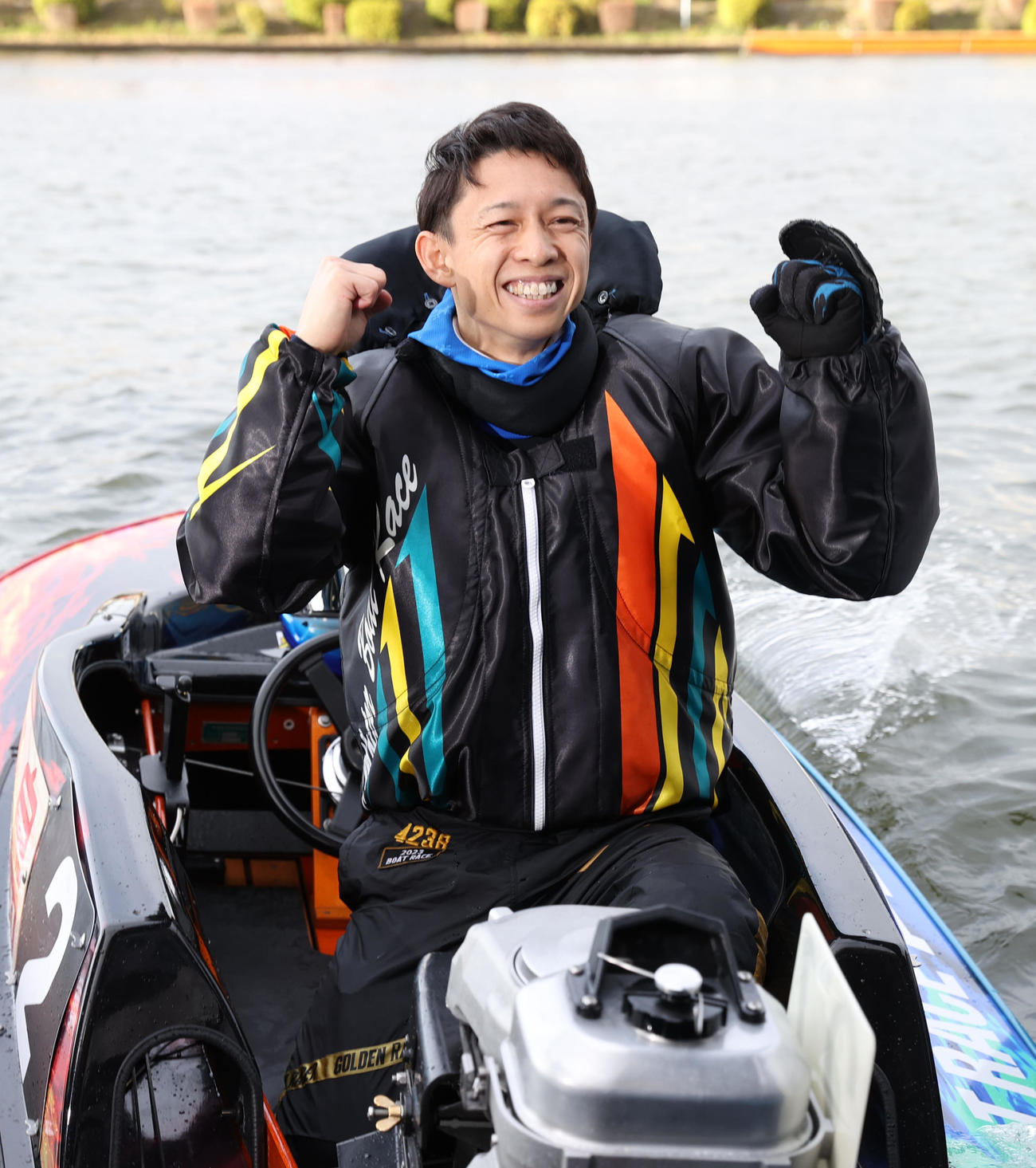 優勝した毒島誠はガッツポーズする（撮影・柴田隆二）