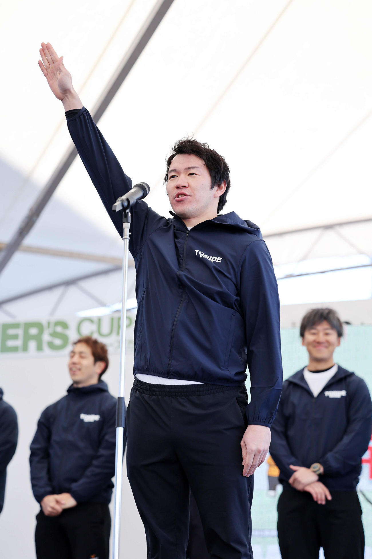 開会式で敢闘宣言をする橋本壮史（撮影・鈴木正人）