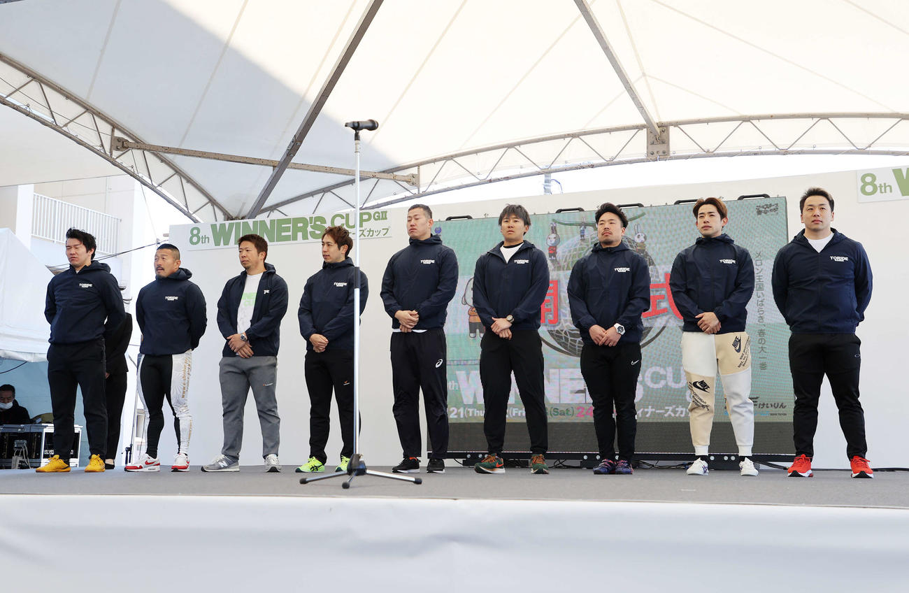 開会式に臨む、左から橋本壮史、佐藤慎太郎、深谷知広、松浦悠士、脇本雄太、真杉匠、古性優作、新山響平、清水裕友（撮影・鈴木正人）