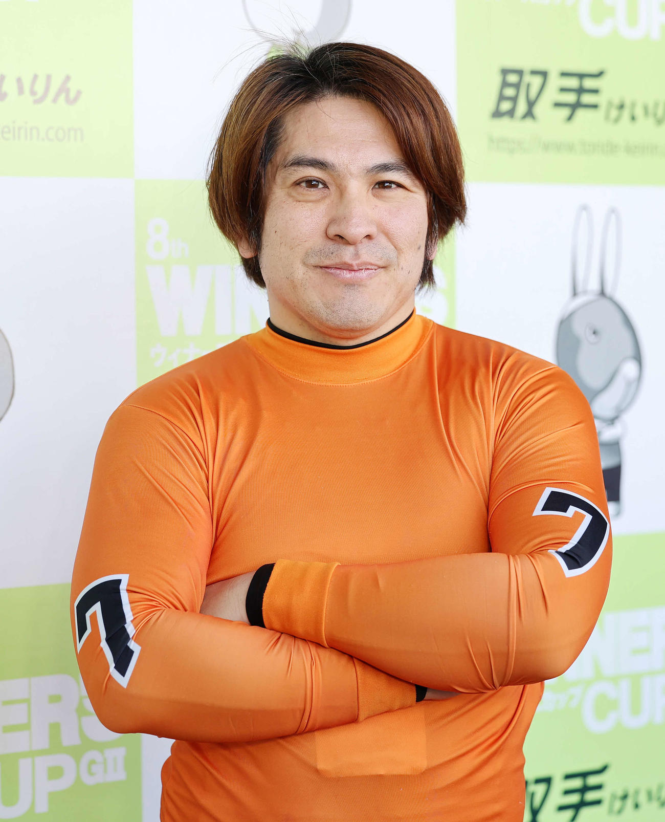 ポーズする皿屋豊（撮影・鈴木正人）