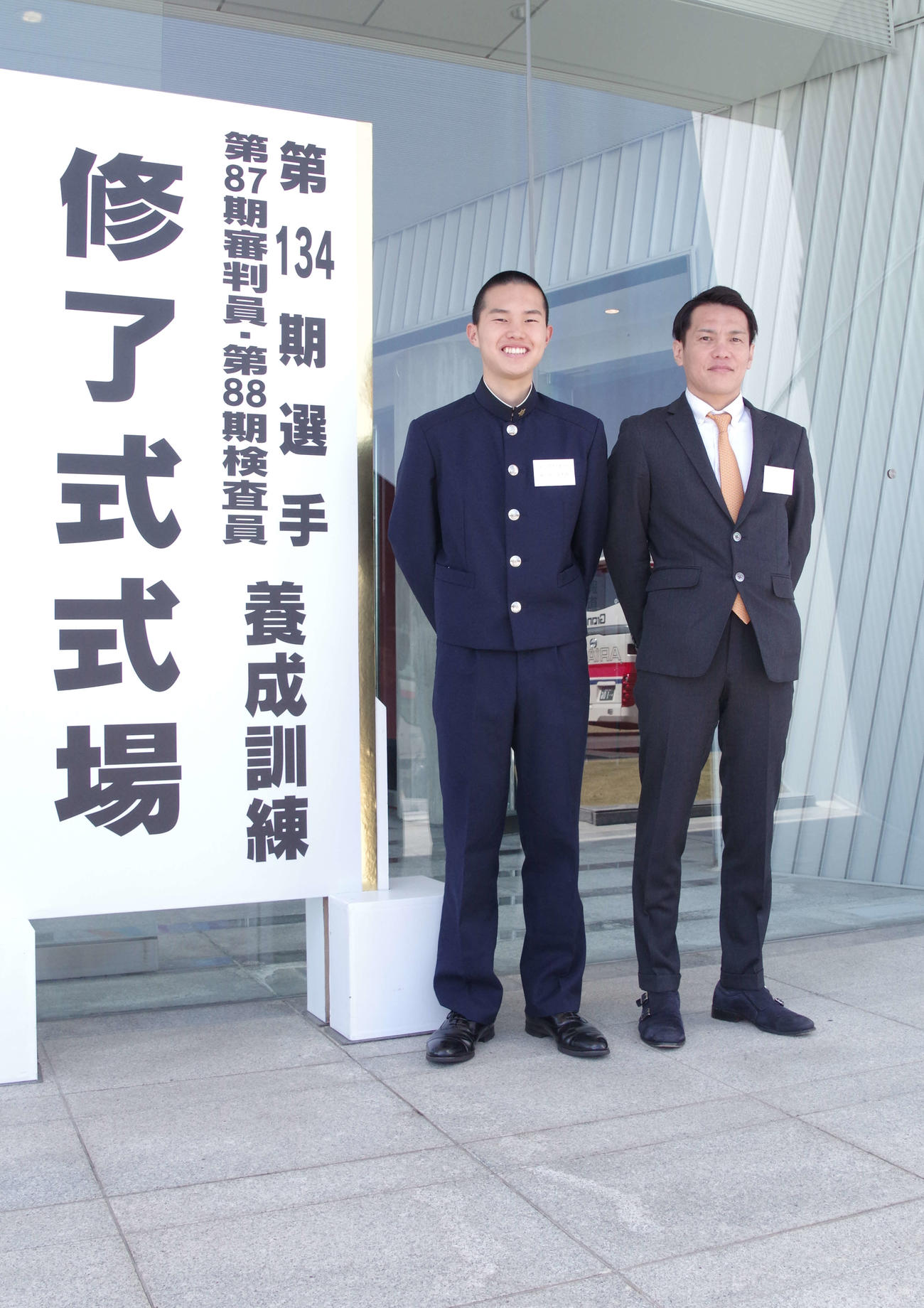 現役レーサーの父・秀人（右）と記念撮影を行う萩原丈太朗（撮影・渕上知）