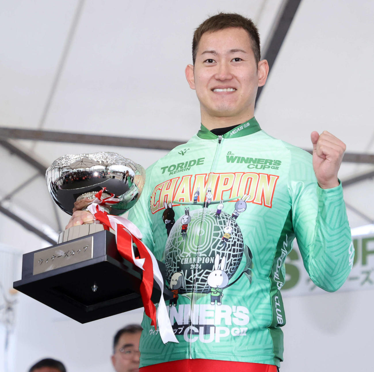 ウィナーズカップを手に笑顔を見せる脇本雄太（撮影・鈴木正人）