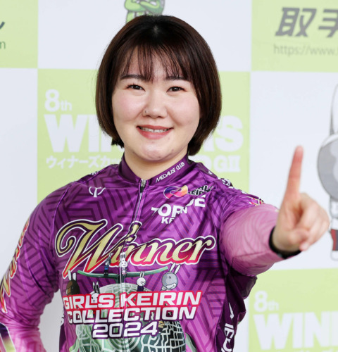 ガールズケイリンコレクションを制しポーズを決める坂口楓華(撮影・鈴木正人)